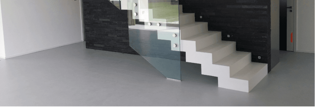 Géppel készített estrich betonpadló egy modern családi házban